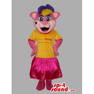 Rosa Urso de conto de fadas da mascote vestida no vestido rosa e fita roxa