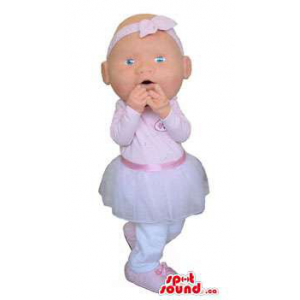 Criança pequena menina boneca Gadget extra vestida em um vestido branco e uma fita