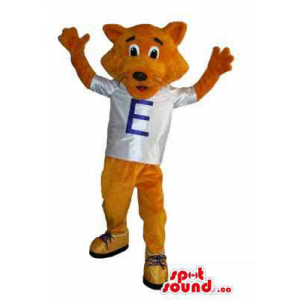 Brown Fox Mascot animal vestida em um t-shirt da letra e calçados esportivos