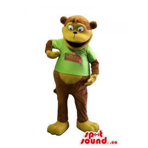 Personalizado Brown macaco mascote animal vestida em um t-shirt verde