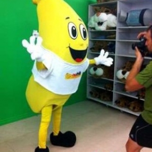 Mascotte du jour chez SPOTSOUND: Mascotte de banane jaune géante. Costume de banane . Découvrez les mascottes @spotsound_mascots #mascotte #mascottes #marketing #costume #spotsound #personalisé #streetmarketing #guerillamarketing #publicité . Lien: https://www.spotsound.fr/fr/5794-mascotte-de-banane-jaune-géante-costume-de-banane.html